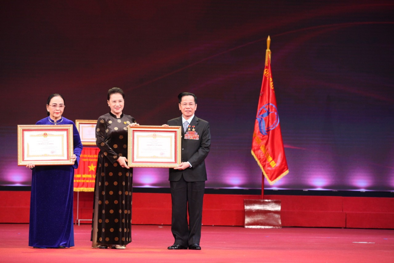 Chủ tịch Quốc hội Nguyễn Thị Kim Ngân trao danh hiệu Anh hùng Lao động thời kỳ đổi mới cho vợ chồng ông Lê Văn Kiểm, bà Trần Cẩm Nhung.
