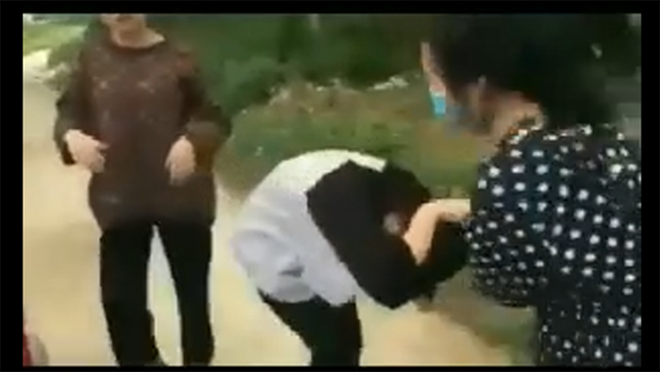 Nữ sinh dùng mũ bảo hiểm đánh bạn, bắt quỳ gối xin lỗi mới buông tha. Ảnh cắt từ clip