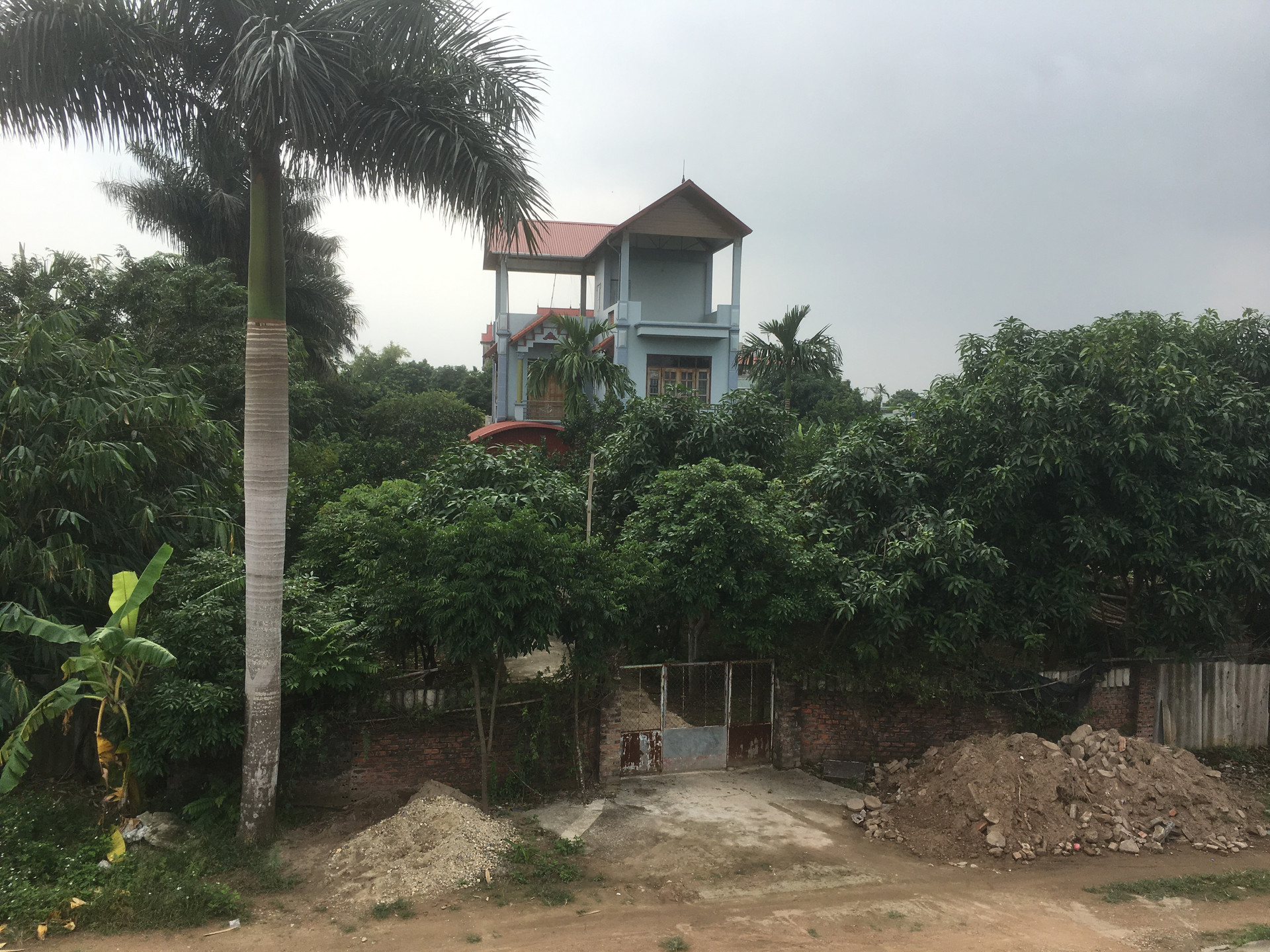 Vài trăm mét đất công bị ông Minh chiếm làm nhà ở mà không bị chính quyền xã Vĩnh Ngọc cưỡng chế.