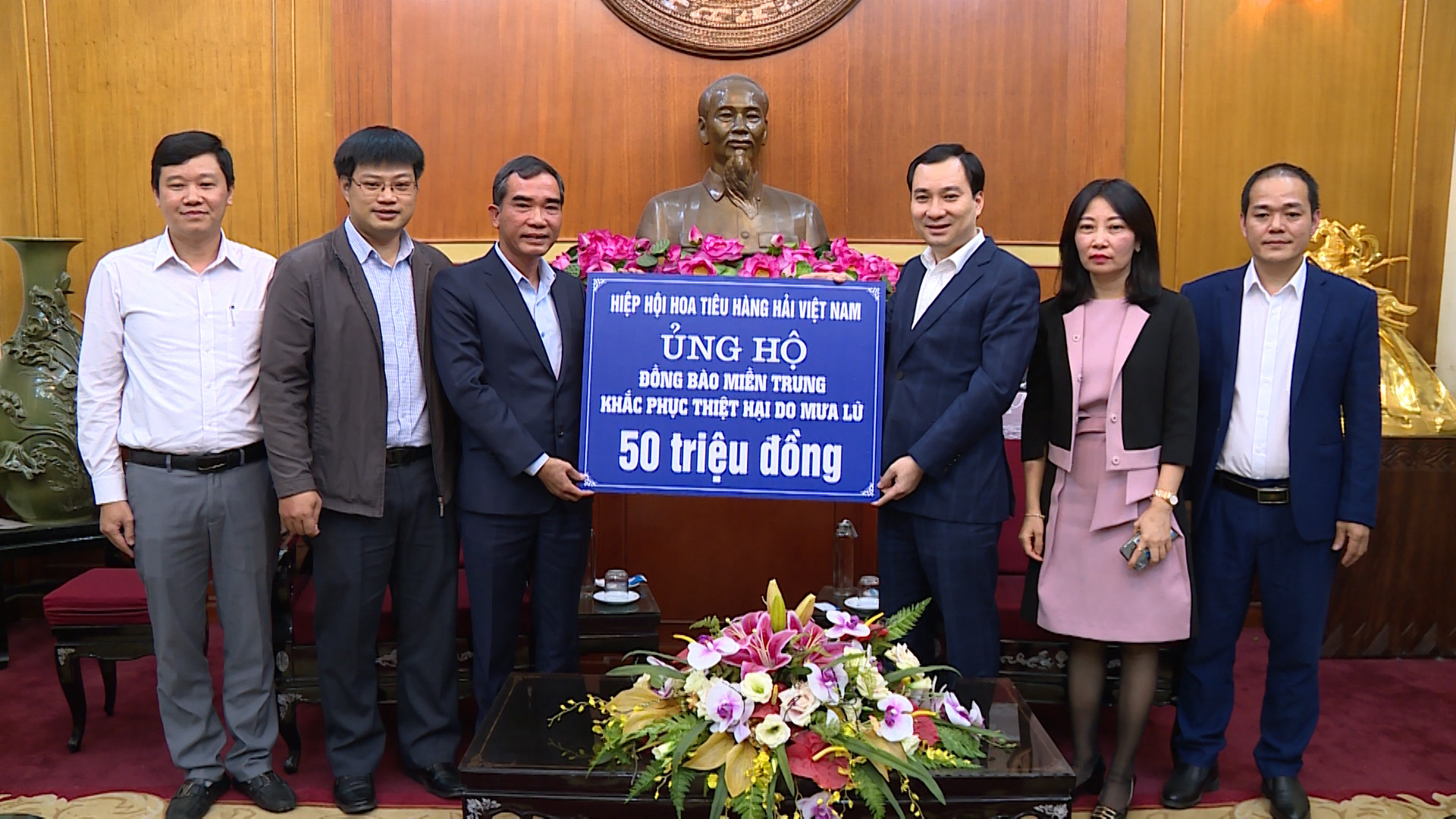 Ông Vũ Văn Tiến, Trưởng ban Tuyên giáo UBTƯ MTTQ Việt Nam tiếp nhận ủng hộ.
