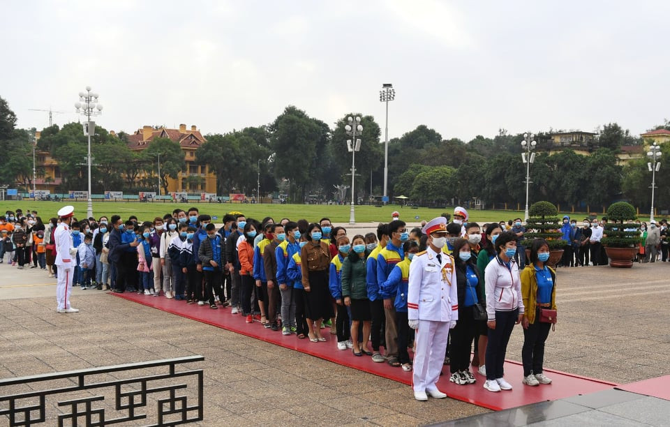 Đoàn học sinh khiếm thị vào viếng lăng Chủ tịch Hồ Chí Minh. 