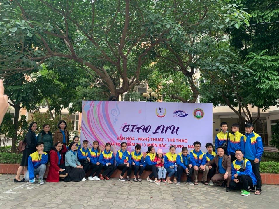 Đoàn học sinh chụp ảnh lưu niệm tại trường PTCS Nguyễn Đình Chiểu.