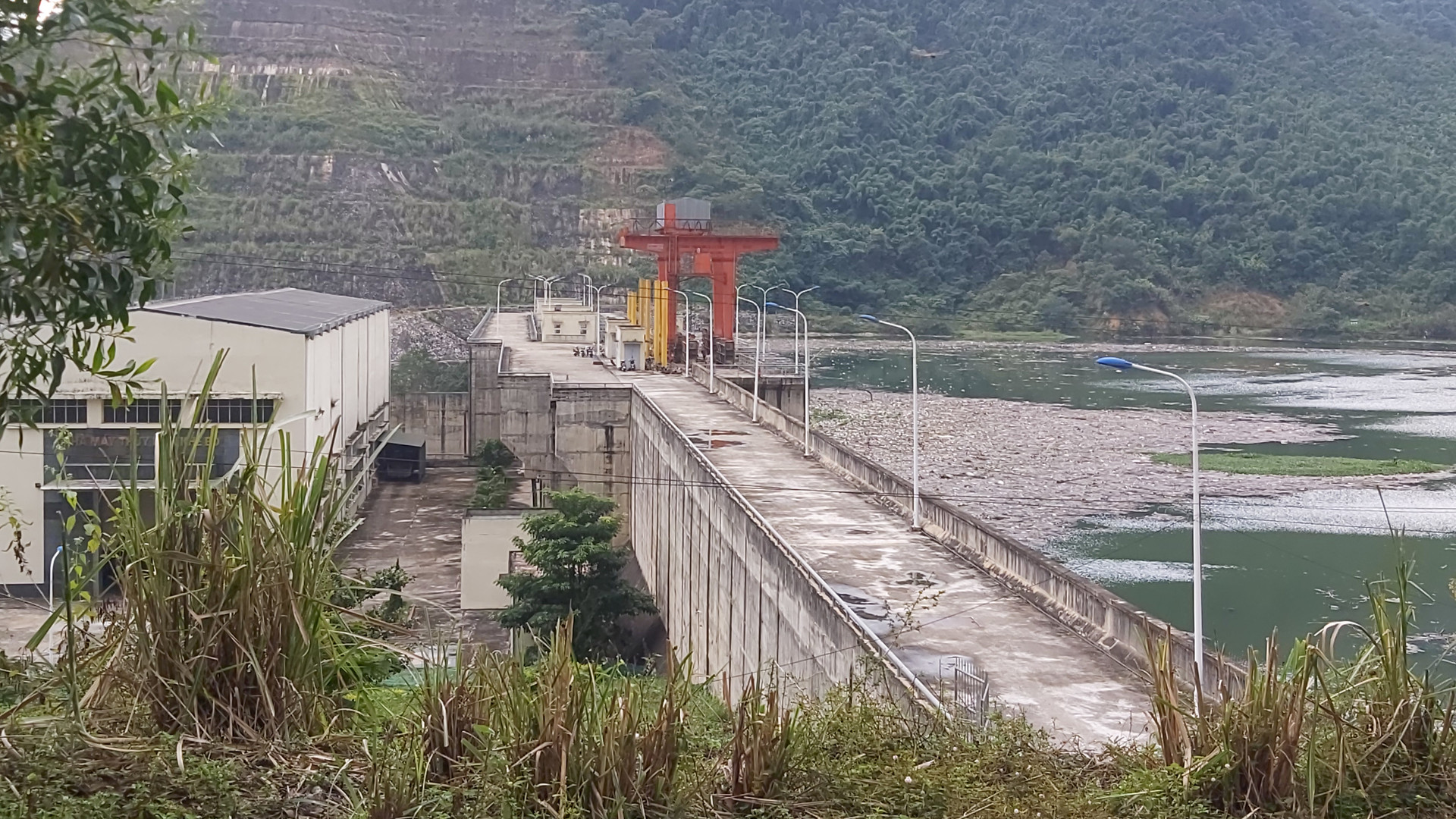 Thủy điện Khe Bố - dù đã đi vào hoạt động 7 năm nay, nhưng quyền lợi của người dân khi nhường đất cho dự án vẫn chưa chủ đầu tư đoái hoài.