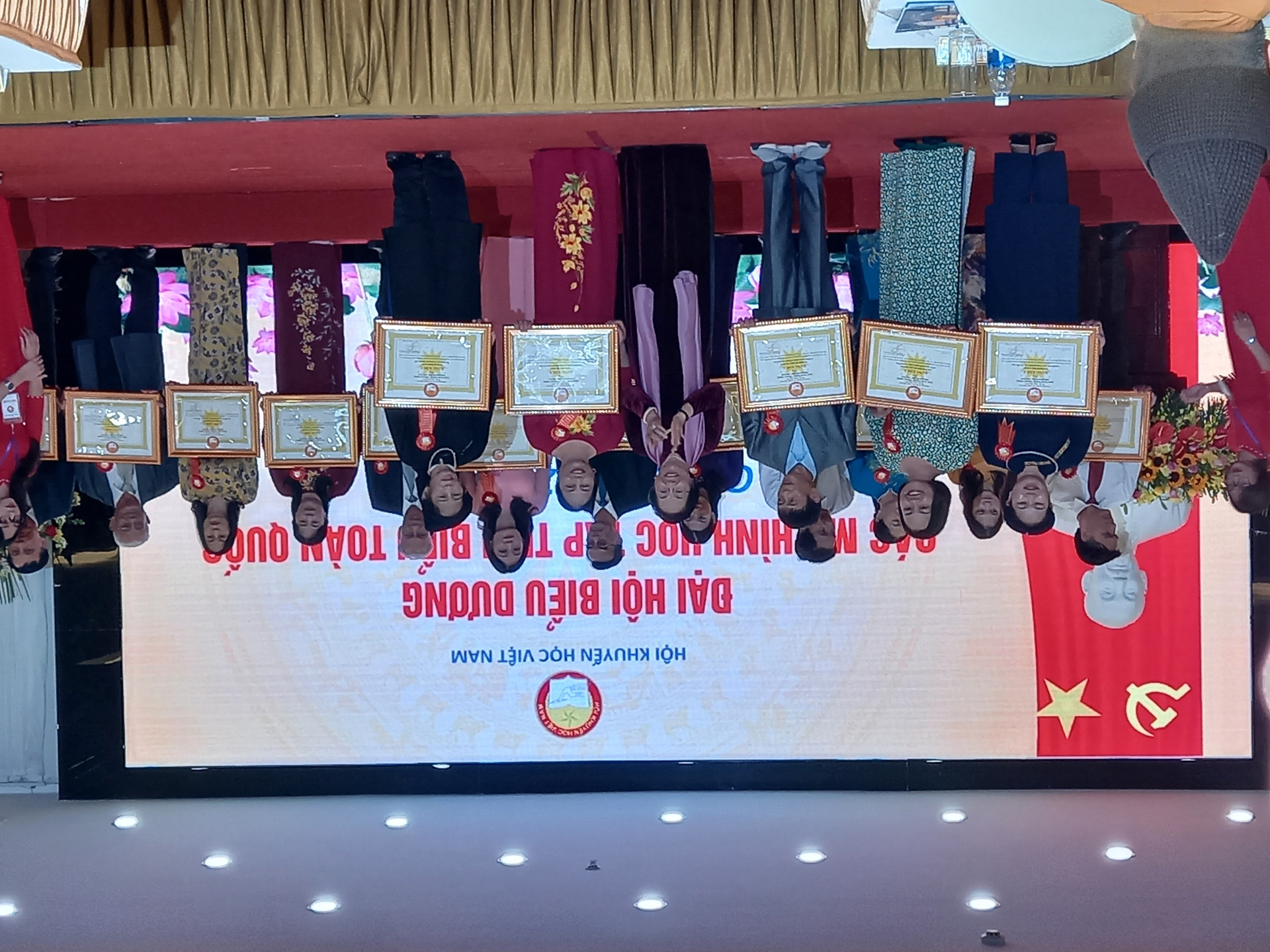 Bà Nguyễn Thị Doan, Chủ tịch Hội Khuyến học Việt Nam tặng bằng khen cho các gia đình, dòng họ hiếu học tiêu biểu.