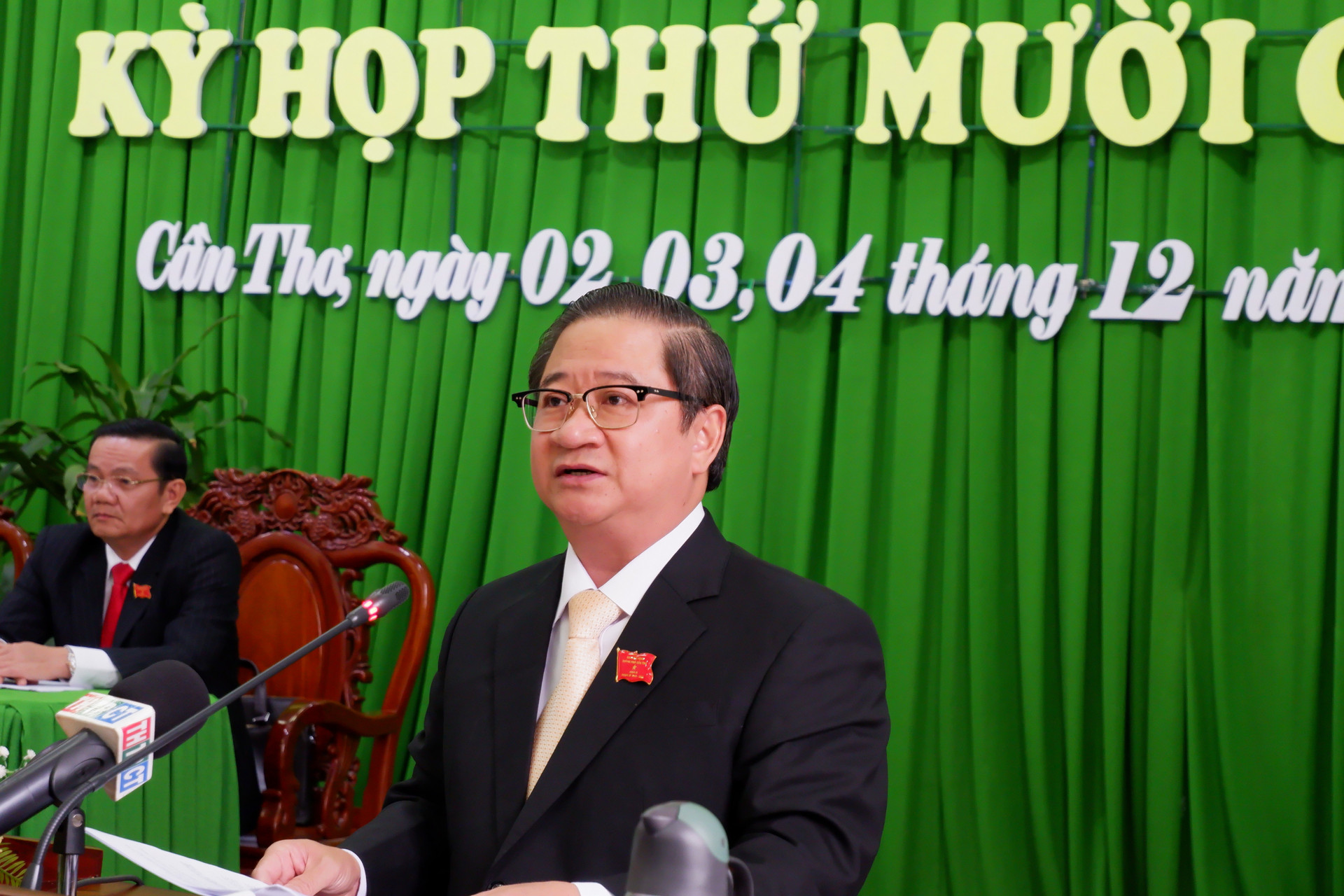 Chủ tịch UBND TP Cần Thơ Trần Việt Trường báo cáo tại kỳ họp.