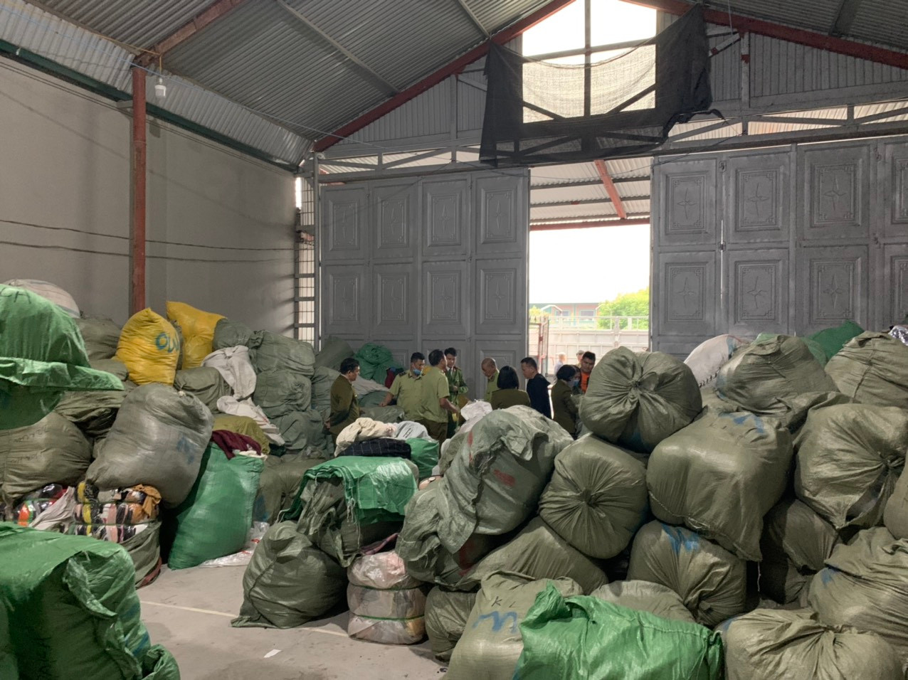 Gần 30 tấn quần áo cũ được chủ cơ sở thu gom tại nhiều nguồn khác nhau sau đó về gia công lại cho mới và đăng bán trên Facebook.Nguồn: Cục QLTT Quảng Ninh.