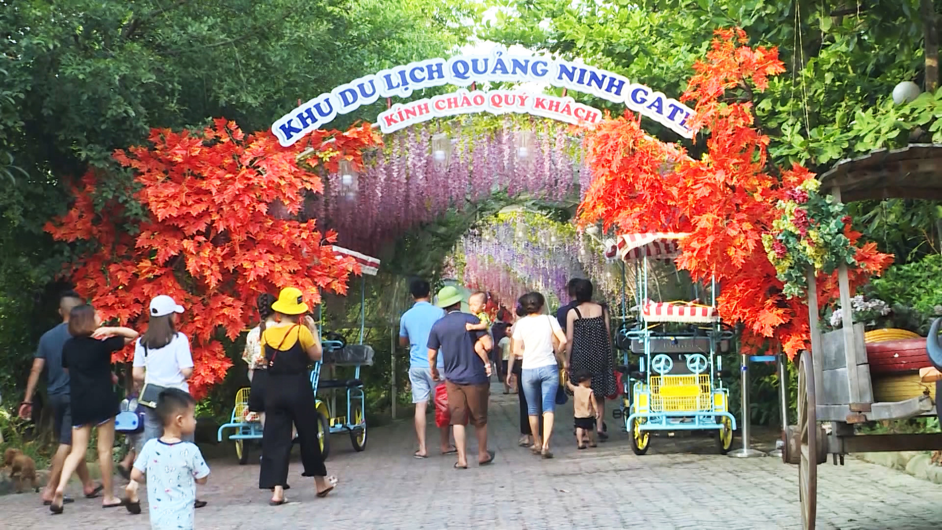 Khu Du lịch Quảng Ninh Gate cũng là địa điểm thu hút đông đảo du khách tới tham quan.
