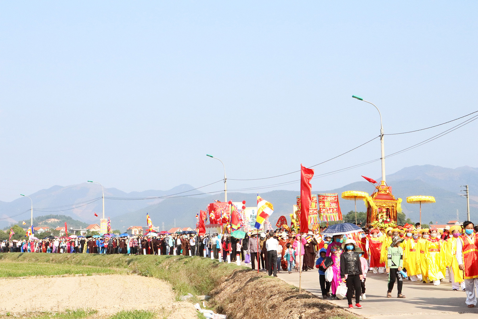 Lễ rước tượng Phật ngọc Thích Ca về chùa Quỳnh Lâm vào ngày cuối tuần 28/11 thu hút đông đảo người dân, du khách tới tham dự.