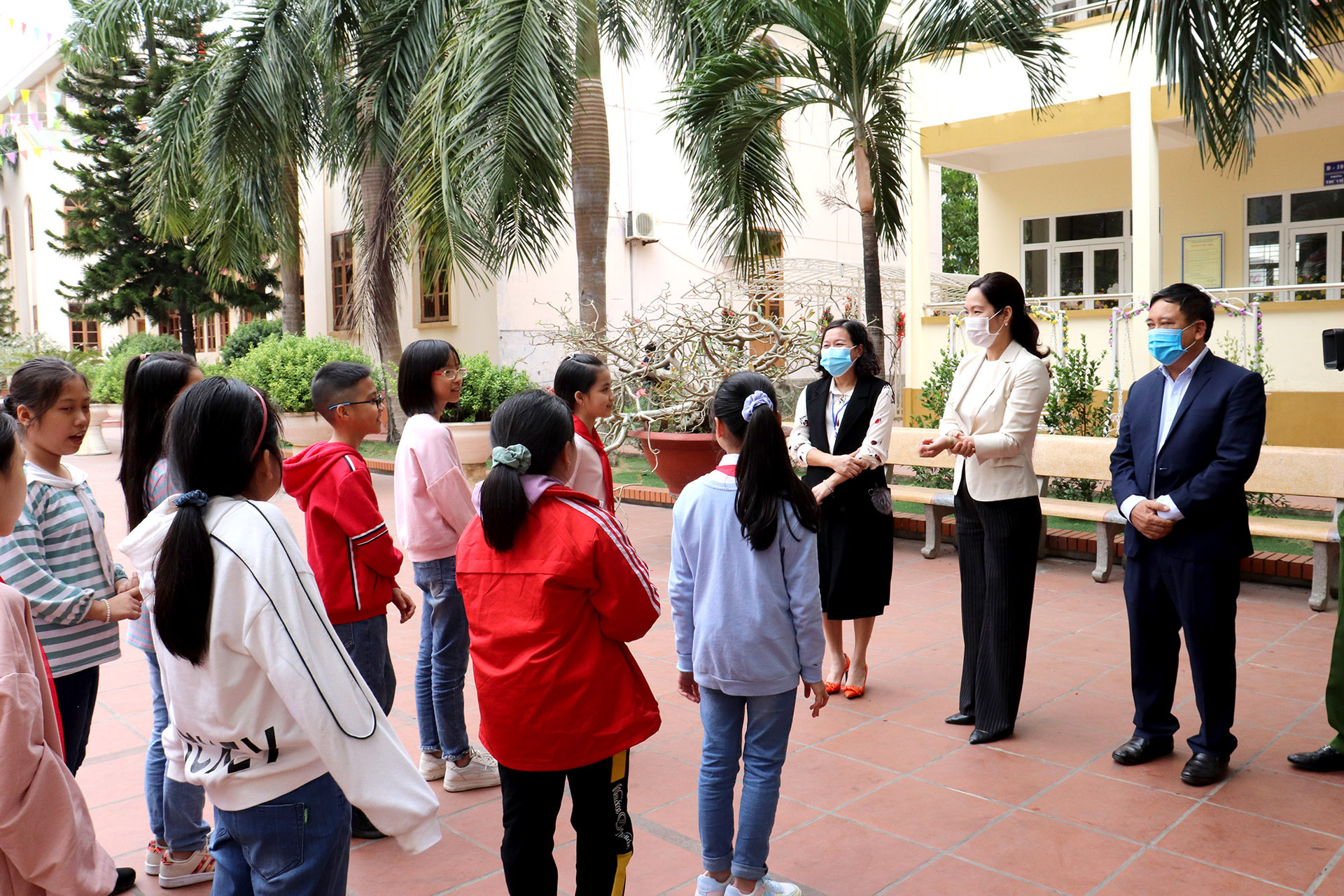 Phó Chủ tịch UBND tỉnh Nguyễn Thị Hạnh trò chuyện cùng học sinh Trường Tiểu học Trần Hưng Đạo về các biện pháp phòng, chống dịch Covid-19.