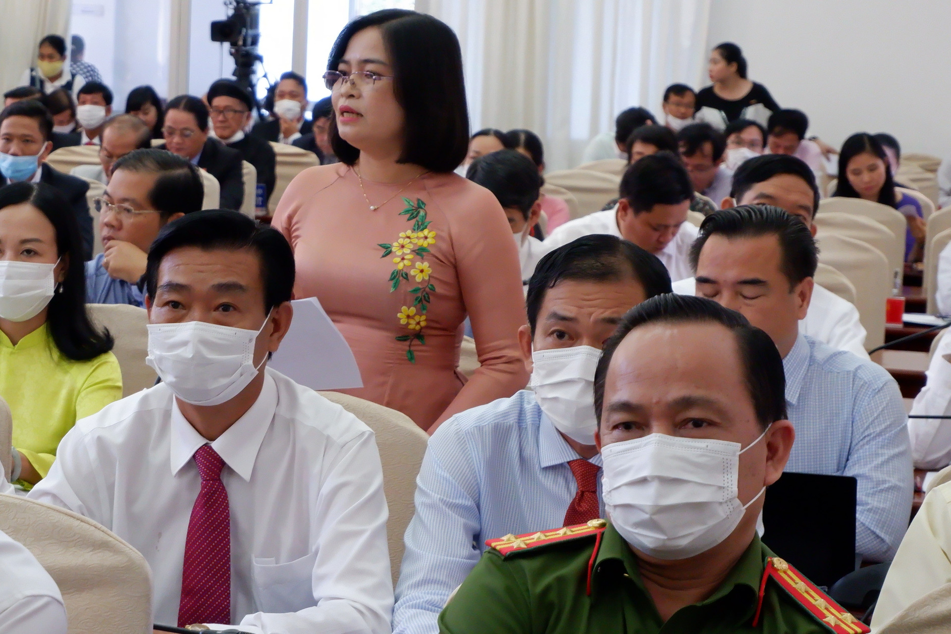 Bà Trần Hồng Thắm, Giám đốc Sở GD&ĐT TP  Cần Thơ  trả lời câu hỏi chất vấn ại kỳ họp