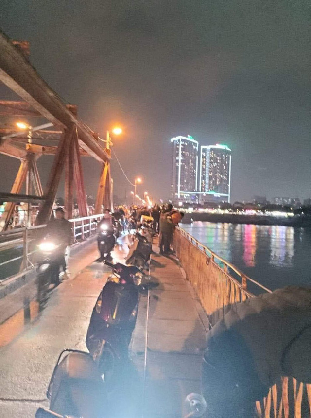 Rất nhiều người dân tập trung tại cầu Long Biên theo dõi vụ việc