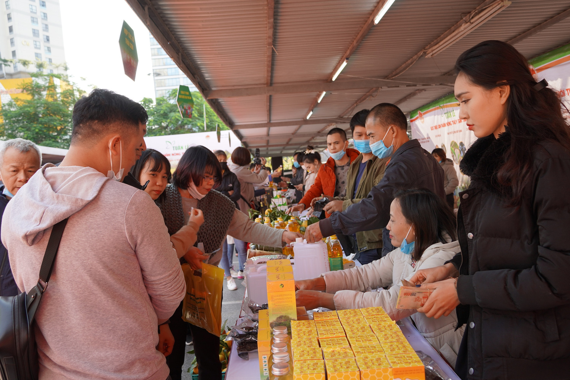 Người dân Thủ đô tham quan mua sắm tại tuần hàng của Yên Bái