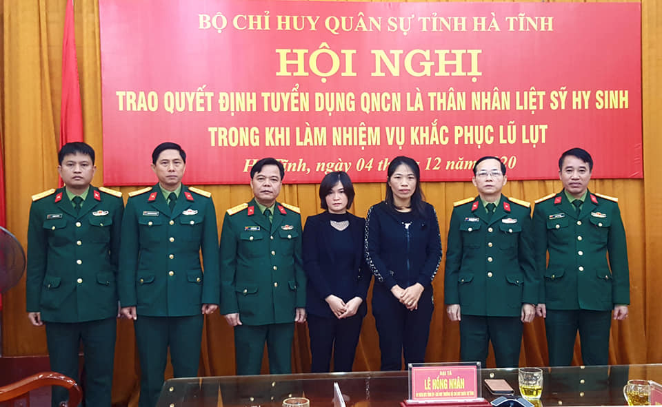 Bộ Chỉ huy Quân sự tỉnh Hà Tĩnh trao quyết định quân nhân chuyên nghiệp cho vợ 2 liệt sĩ.