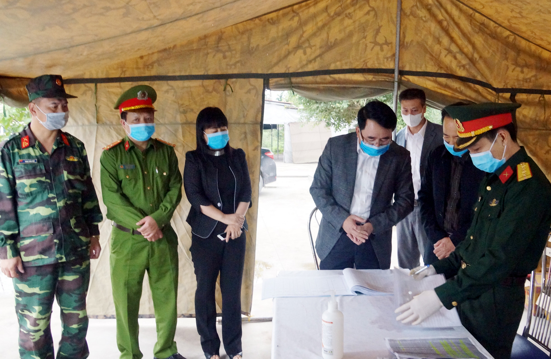 Lãnh đạo UBND TP kiểm tra một chốt kiểm soát dịch tại huyện Tiên Lãng trong tháng 4 vừa qua.
