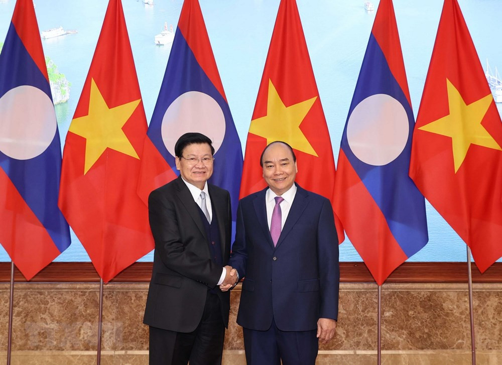 Thủ tướng Nguyễn Xuân Phúc và Thủ tướng Lào Thongloun Sisoulith. (Ảnh: Thống Nhất/TTXVN).