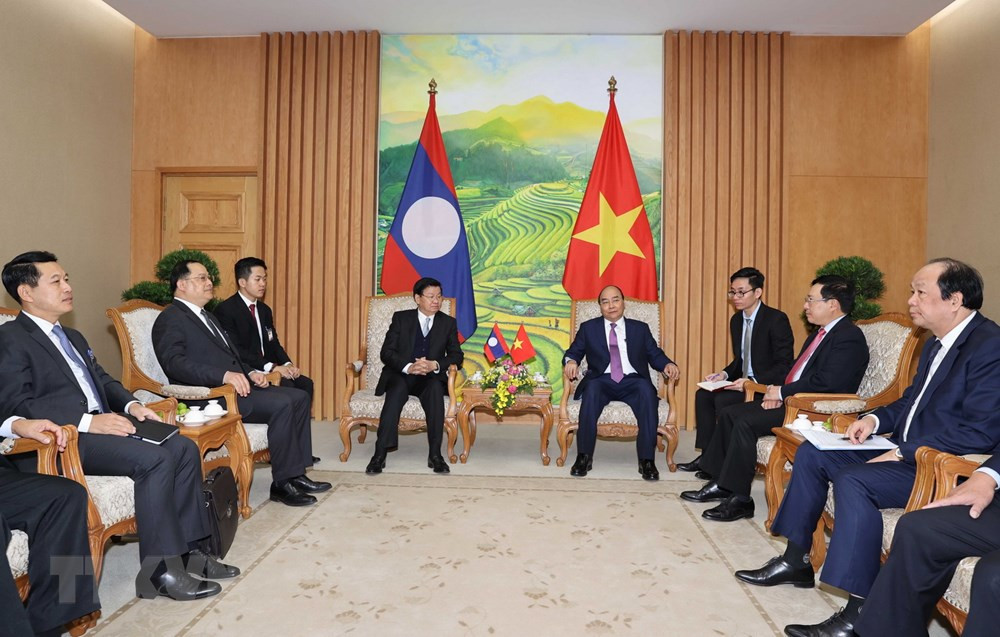 Thủ tướng Nguyễn Xuân Phúc gặp Thủ tướng Lào Thongloun Sisoulith trước khi hai đoàn tiến hành kỳ họp. (Ảnh: Thống Nhất/TTXVN).