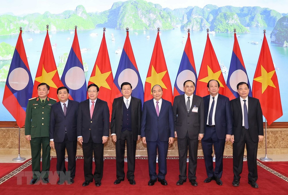 Thủ tướng Nguyễn Xuân Phúc và Thủ tướng Lào Thongloun Sisoulith cùng các đại biểu chụp ảnh chung trước khi tiến hành kỳ họp. (Ảnh: Thống Nhất/TTXVN).