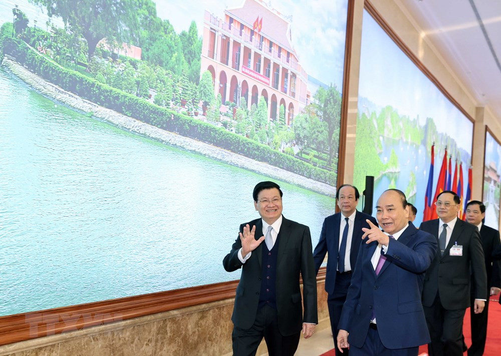 Thủ tướng Nguyễn Xuân Phúc và Thủ tướng Lào Thongloun Sisoulith đến dự Kỳ họp. (Ảnh: Thống Nhất/TTXVN).