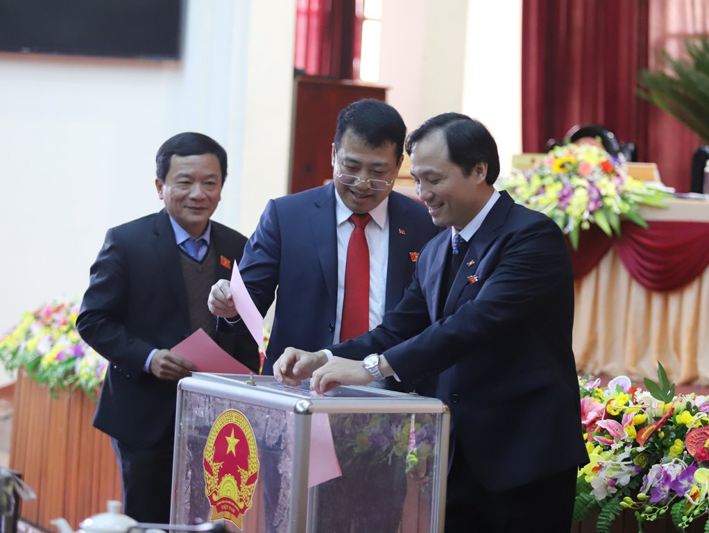 Đại biểu HĐND tỉnh Hà Tĩnh bỏ phiếu bầu cử.