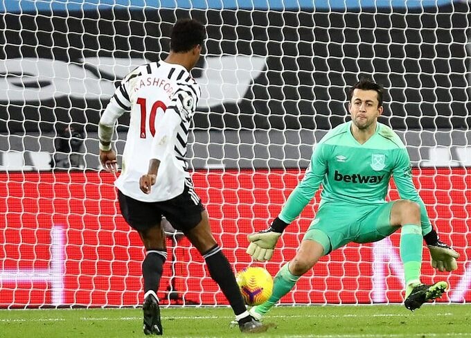 Rashford ấn định chiến thắng 3-1 sau pha dứt điểm hạ Fabianski. Ảnh: Reuters.