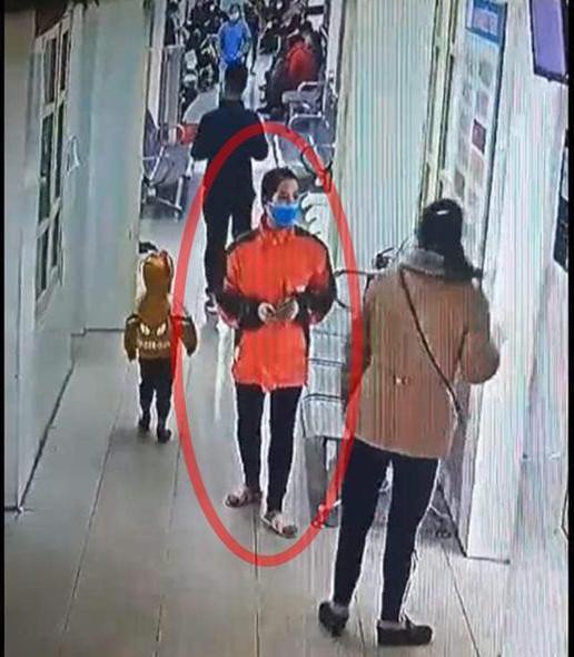 Hình ảnh trích xuất từ camera trước khi chị Thảo mất tích bí ẩn ở Bệnh viện Yên Phong 