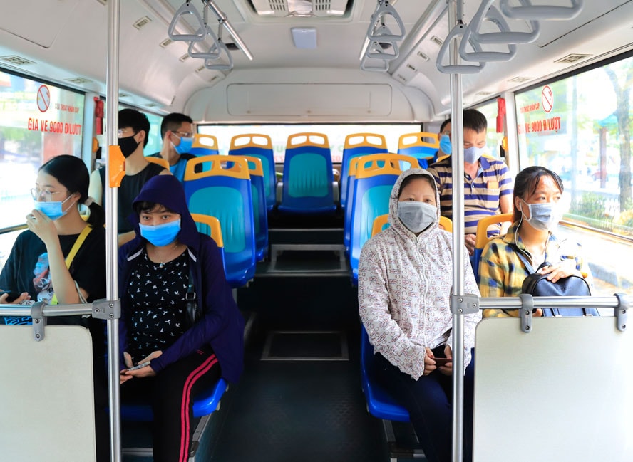 Hành khách đi xe buýt đều sử dụng khẩu trang để phòng, chống dịch Covid-1
