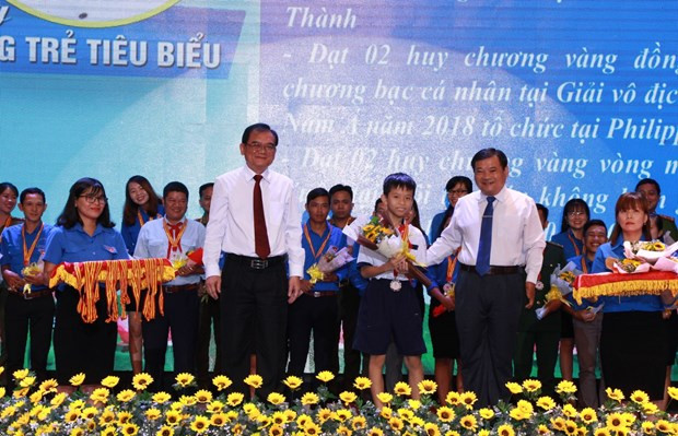 Em Thái Bảo nhận giải thưởng Tuổi trẻ Tây Ninh làm theo lời Bác. (Ảnh: Báo Tây Ninh).