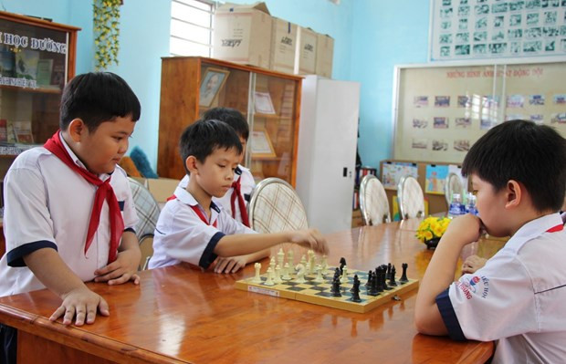 Thái Bảo (thứ hai từ trái sang) đặc biệt đam mê môn cờ vua. (Ảnh: Báo Tây Ninh).
