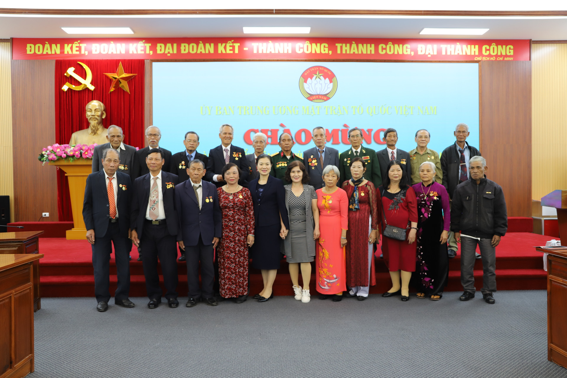 Phó Chủ tịch Trương Thị Ngọc Ánh chụp ảnh lưu niệm cùng đại biểu. 
