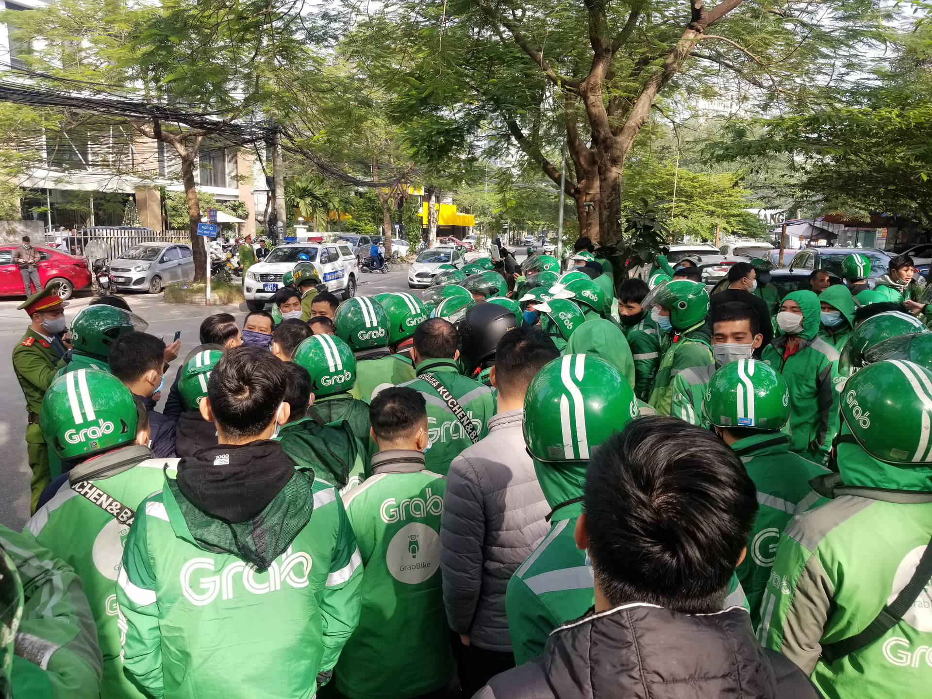Hàng trăm tài xế tập trung vây kín trụ sở Grab tại ngõ 78 đường Duy Tân ( Cầu Giấy - Hà Nội)