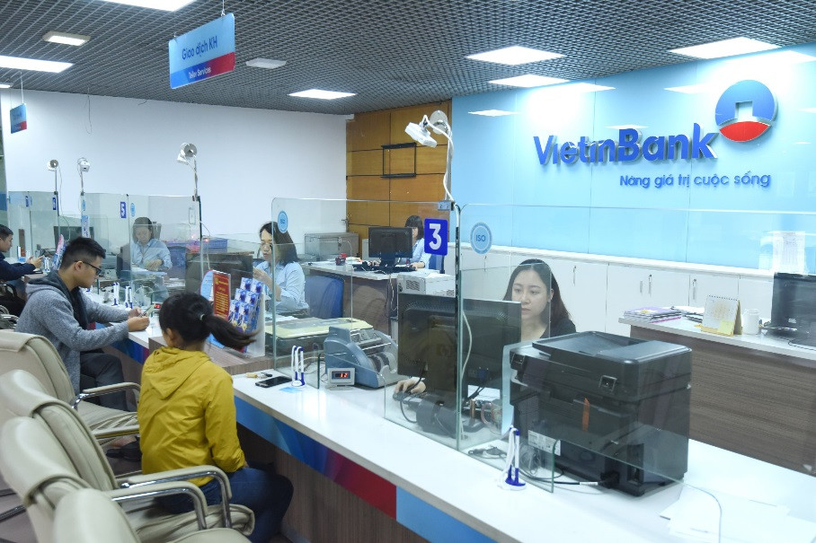 Khách hàng giao dịch tại VietinBank.