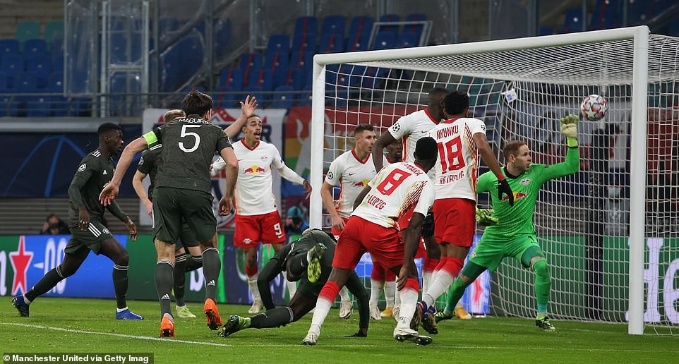 ...đưa bóng đi trúng chân hậu vệ Leipzig rồi đi vào lưới. (Nguồn: Getty Images).
