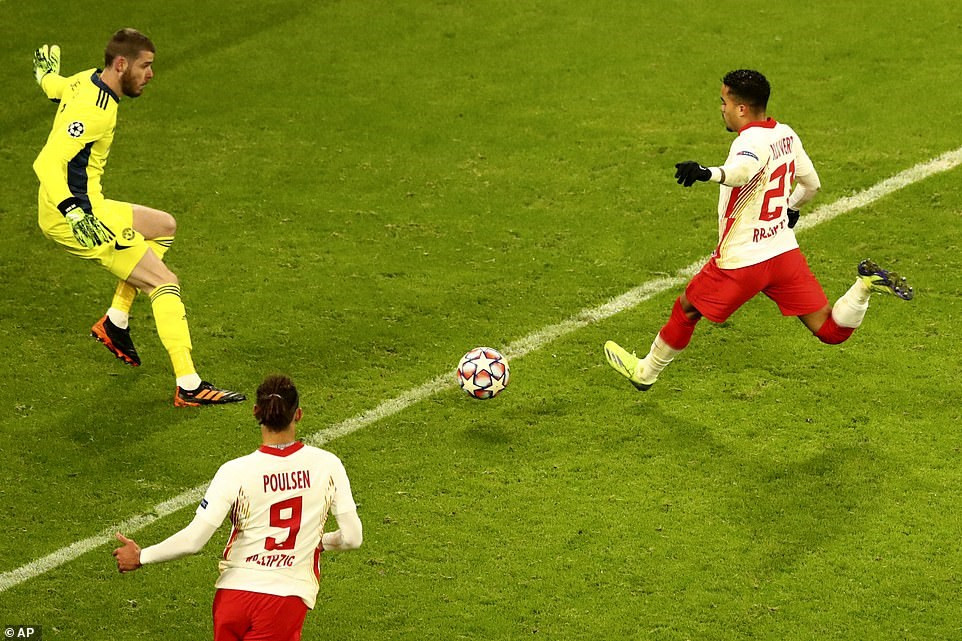 Đến phút 69, Justin Kluivert 'nổ súng' để đưa RB Leipzig dẫn 3-0. (Nguồn: AP).