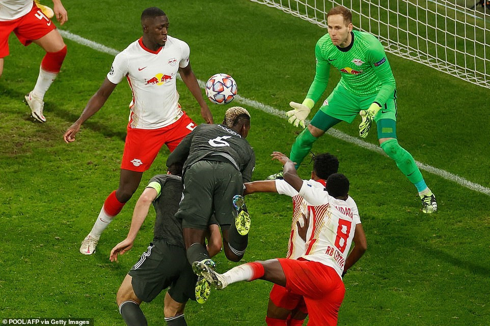 Chưa đầy hai phút sau, Paul Pogba dứt điểm trong vòng cấm...(Nguồn: Getty Images).