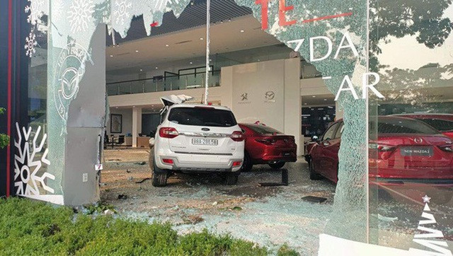Chiếc xe tông một người nguy kịch, đâm vỡ kính và lao thẳng vào bên trong cửa hàng trưng bày ô tô. (Ảnh: Thành Trung).