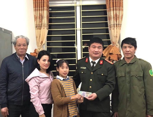 Cháu Hà cùng gia đình dù tối muộn vẫn đưa 23 triệu đồng nhặt được đến Công an xã Quỳnh Hồng giao nộp để trả lại cho người đánh rơi.