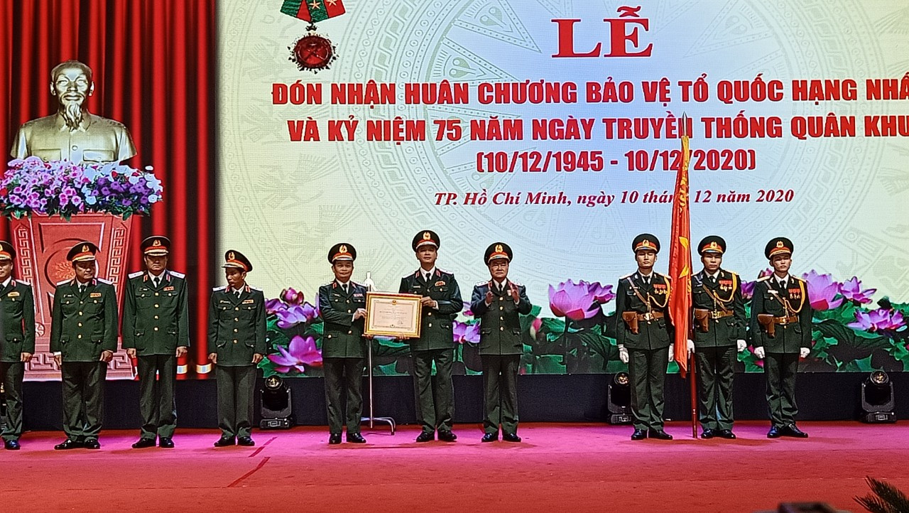 Đảng ủy, Bộ Tư lệnh Quân khu 7 vinh dự đón nhận Huân chương bảo vệ Tổ quốc hạng Nhất tại lễ kỷ niệm. (Ảnh: Hồng Phúc).
