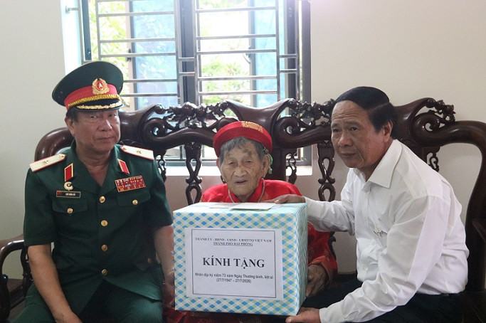 Bí thư Thành ủy Lê Văn Thành thăm Mẹ Việt Nam anh hùng Nguyễn Thị Bé trên địa bàn thành phố nhân dịp 27-7.