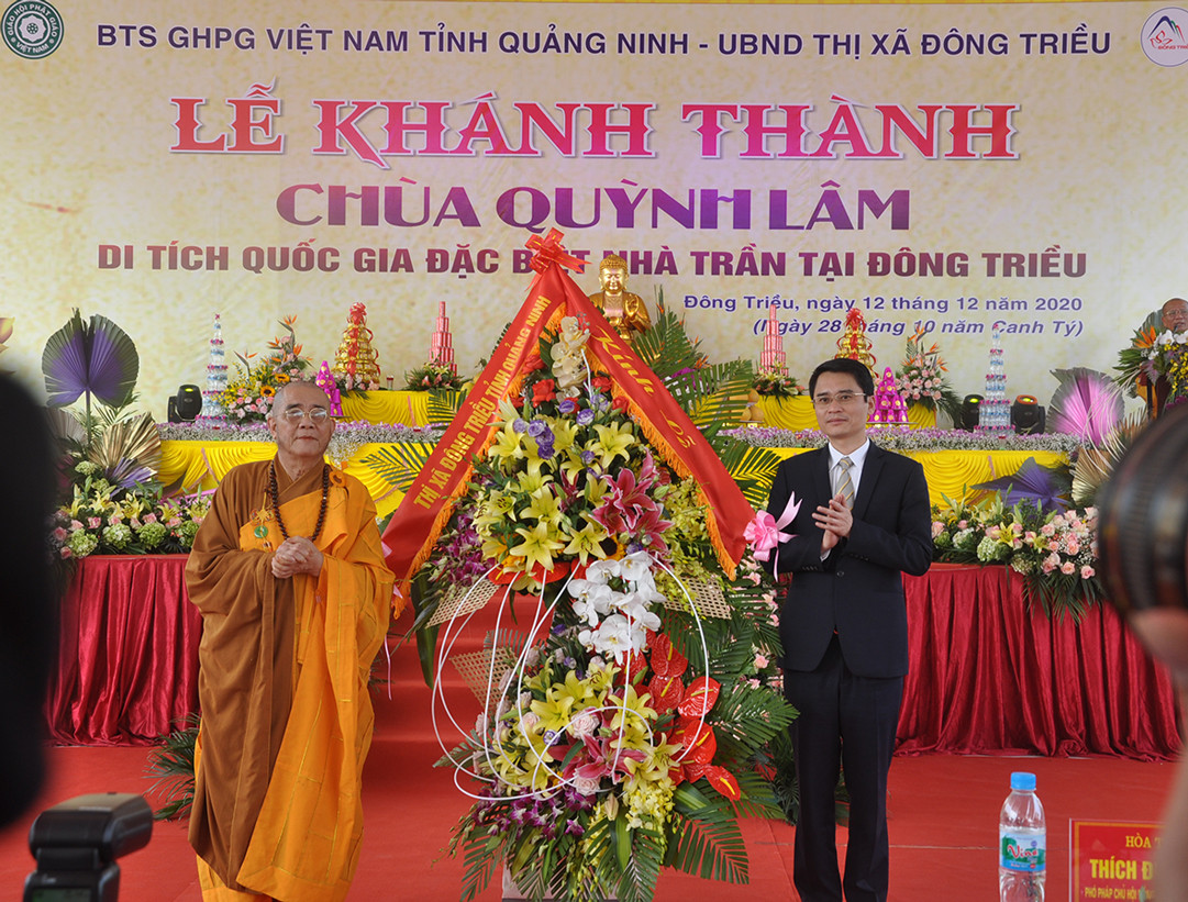 Lãnh đạo TX Đông Triều tặng hoa chúc mừng nhân dịp khánh thành chùa Quỳnh Lâm.