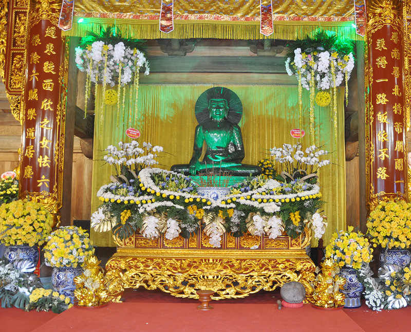 Tượng Phật Tổ Thích Ca Mâu Ni bằng ngọc nguyên khối có trọng lượng 3,5 tấn, cao 2,2m được Tập đoàn Vingroup cung tiến cho chùa.