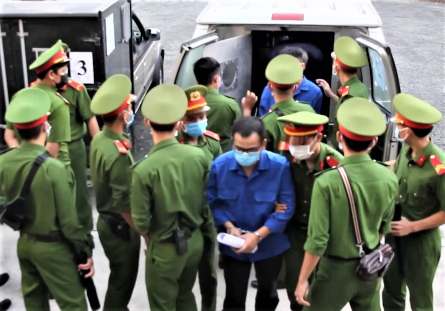 Các bị cáo được dẫn giải tới tòa sáng nay trong vụ án liên quan đến nguyên Bộ trưởng Bộ GTVT Đinh La Thăng.