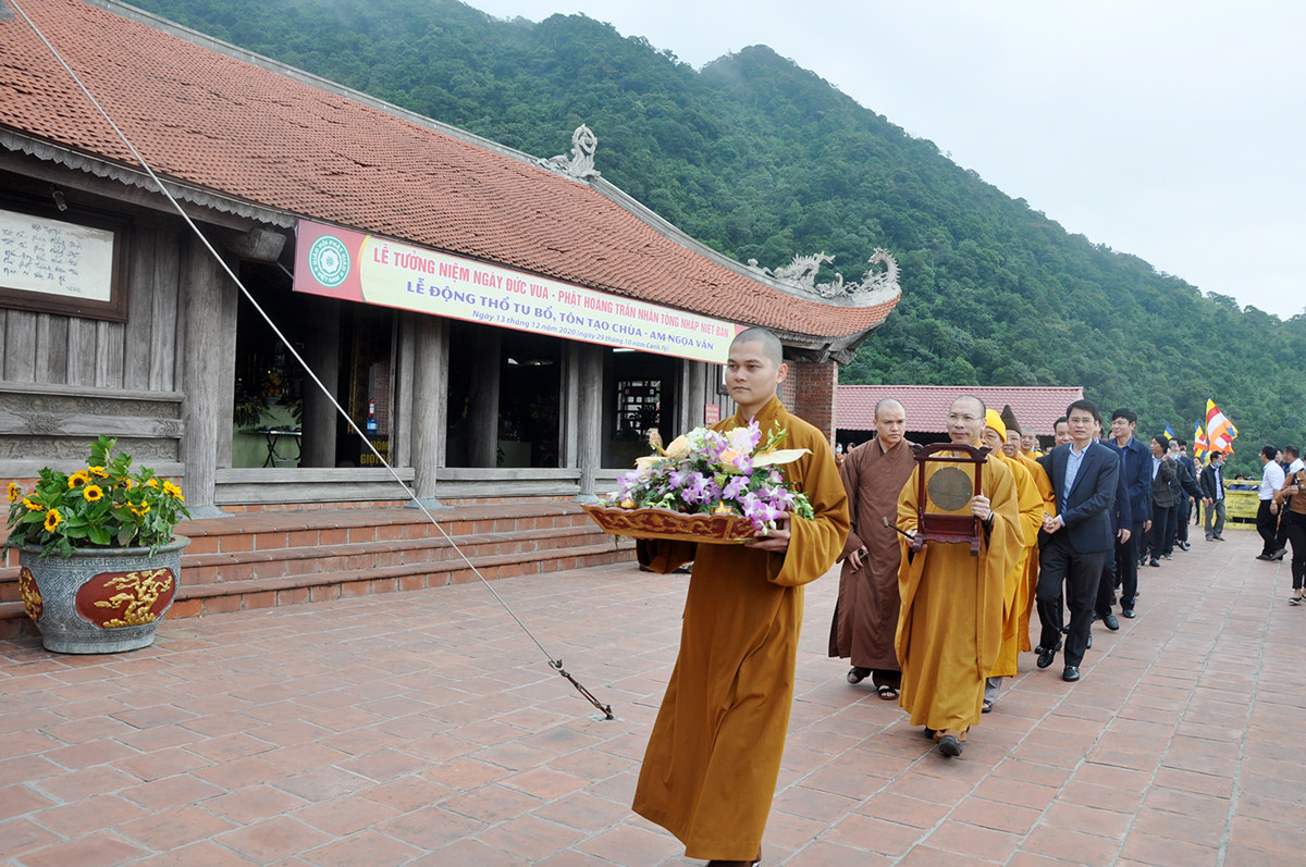 Cung đón các chư tôn đức tăng, ni và đại biểu làm lễ tưởng niệm 712 năm Phật hoàng Trần Nhân Tông nhập niết bàn.