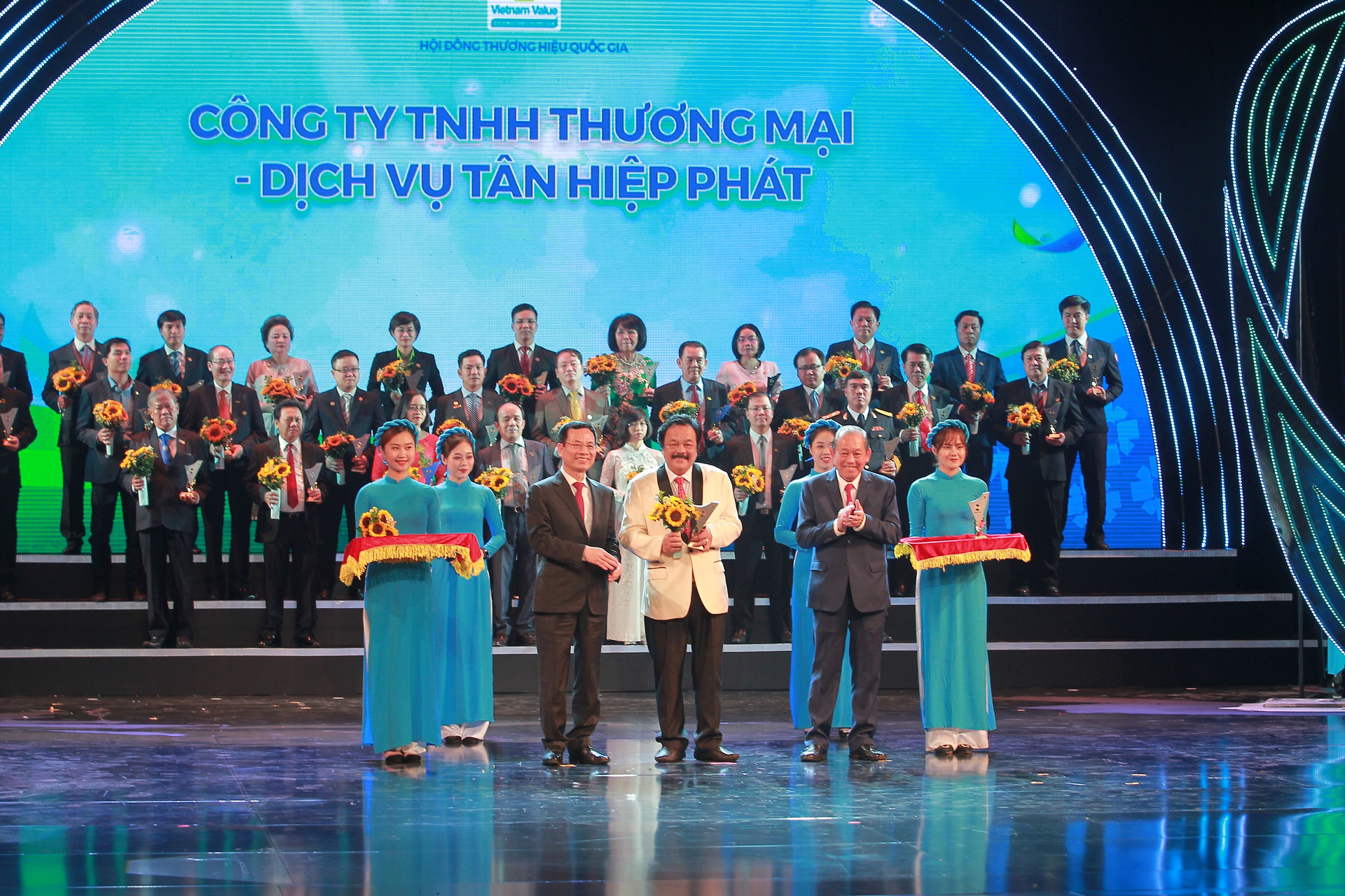 Ông Trần Quí Thanh vinh dự đón nhận Cup vinh danh Thương hiệu Quốc gia do Phó Thủ tướng Thường trực Chính phủ Trương Hòa Bình và Bộ trưởng Thông tin và Truyền thông Nguyễn Mạnh Hùng trao tặng.