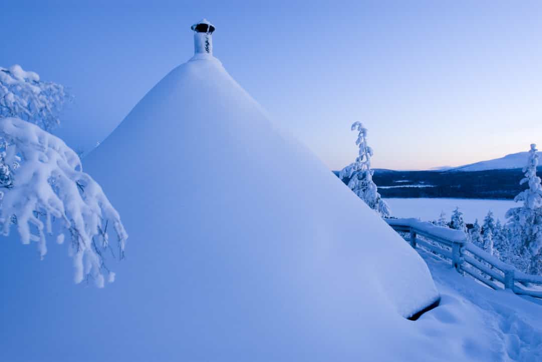 Kiến trúc truyền thống - Bạn sẽ thấy rất nhiều ngôi nhà hình nón này, đường viền quen thuộc của chúng được trải thảm tuyết. Đây là các phiên bản hiện đại của nhà lavu truyền thống, nơi ở tạm thời được sử dụng bởi người Sámi ở phía bắc Scandinavia.
