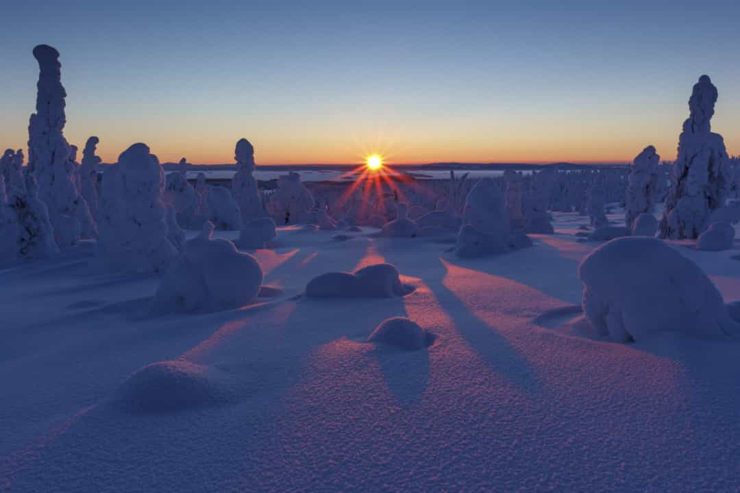 Giờ ban ngày - Nháy mắt và bạn sẽ bỏ lỡ ánh sáng ban ngày ở vùng cực bắc này. Mùa đông Lapland kéo dài và tối tăm, với mặt trời chỉ xuất hiện ngắn
