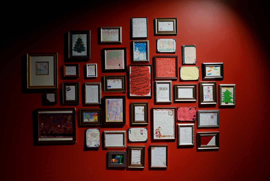 Danh sách điều ước Giáng sinh - Thư gửi ông già Noel từ khắp nơi trên thế giới được trưng bày tại Văn phòng ông già Noel ở Làng ông già Noel.