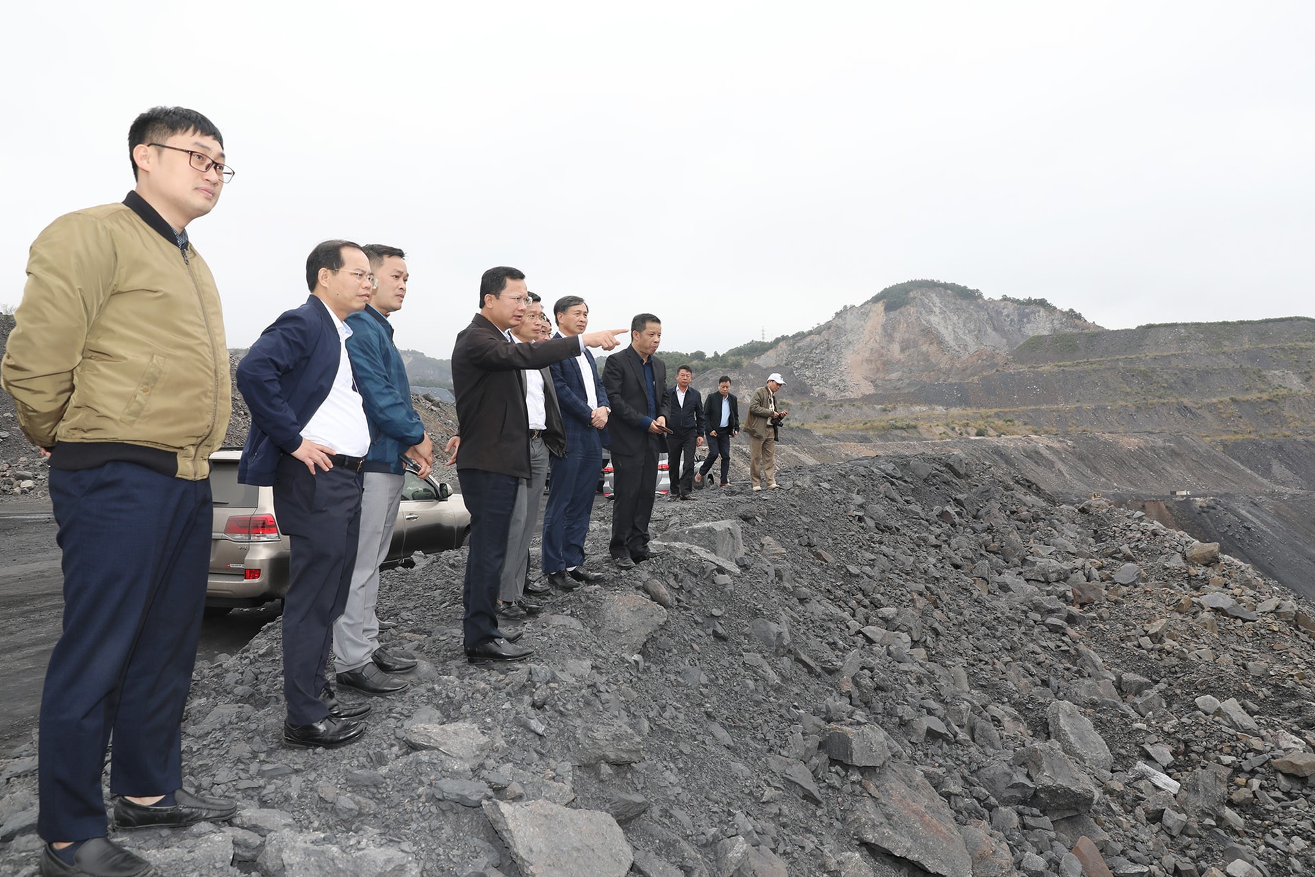 Ông Cao Tường Huy, Phó Chủ tịch Thường trực UBND tỉnh, kiểm tra hiện trường bãi thải của ngành Than.