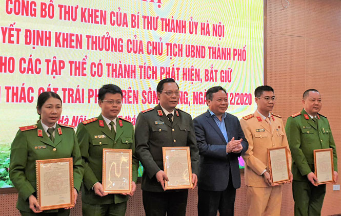 Phó Bí thư Thành ủy Nguyễn Văn Phong trao thư khen của Bí thư Thành ủy Vương Đình Huệ cho các cán bộ chiến sĩ