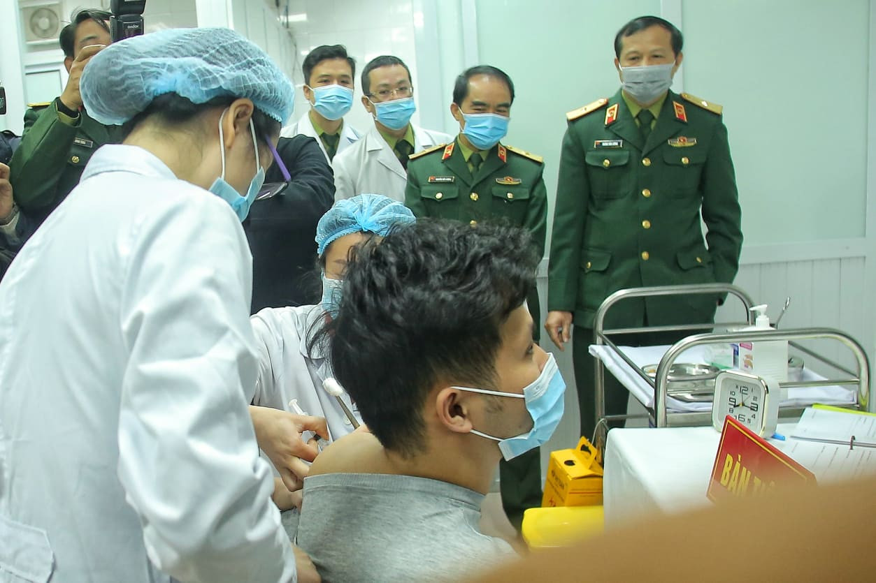 Nhân viên y tế tiêm thử nghiệm mũi vắcxin ngừa COVID-19 của Việt Nam cho người đầu tiên.