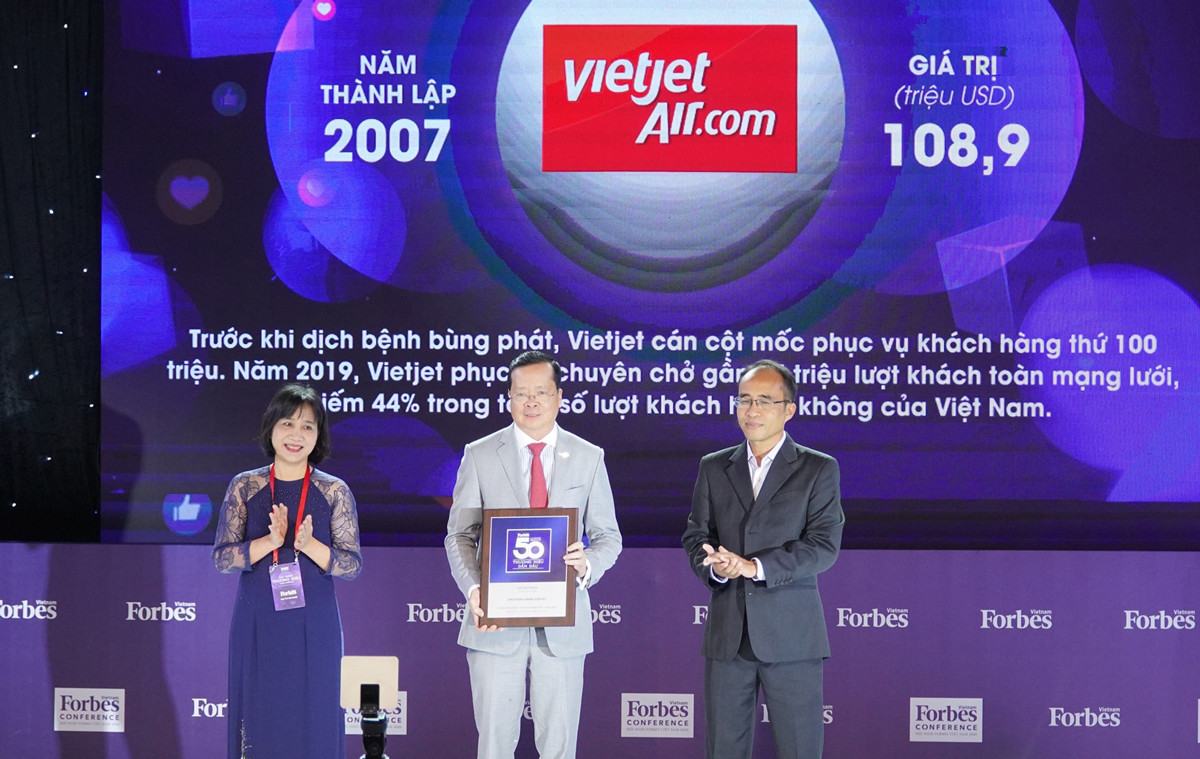 Thành viên HĐQT Chu Việt Cường đại diện Vietjet nhận vinh danh Top 50 Thương hiệu Việt Nam Dẫn đầu 2020.
